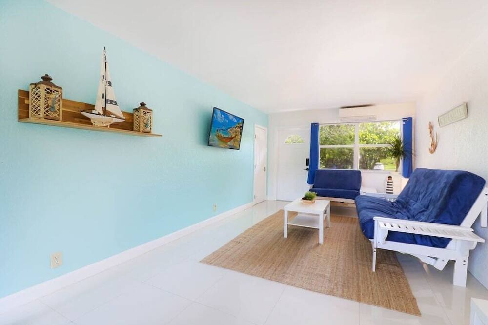 Photo of Livingroom in South Middle River