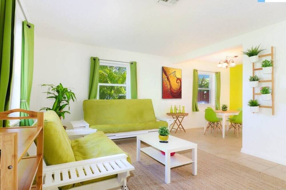 Photo of Livingroom in South Middle River