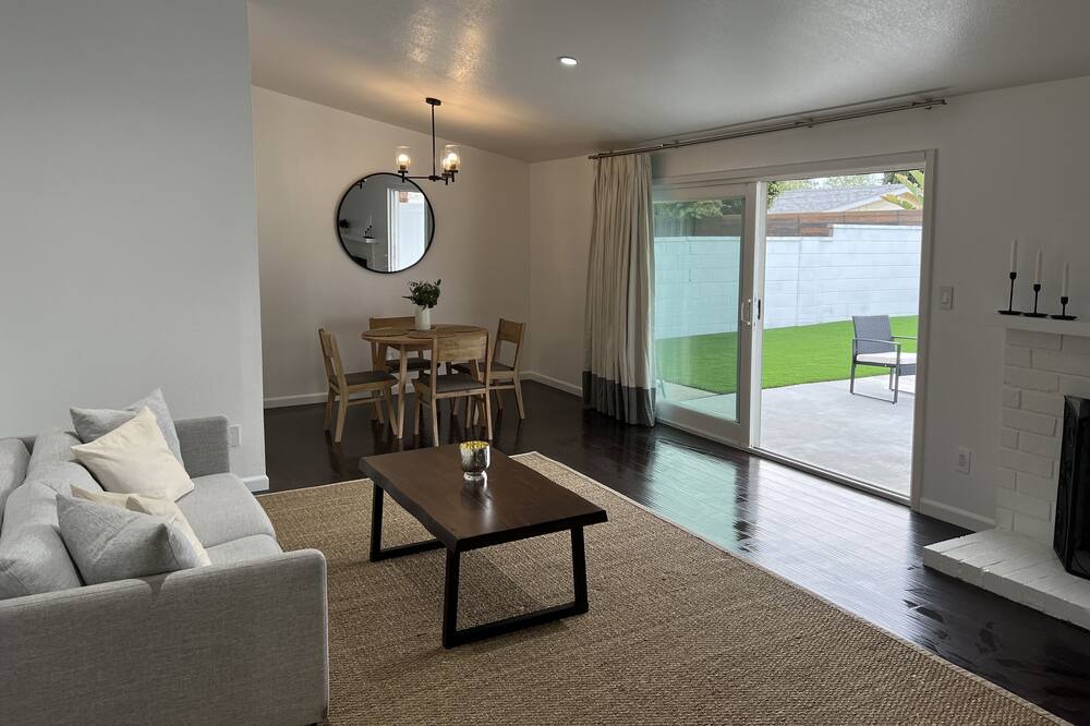 Photo of Livingroom in Warner Center