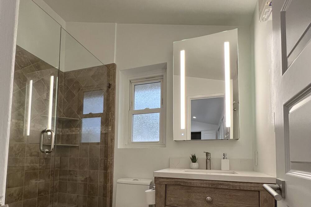 Photo of Bathroom in Warner Center