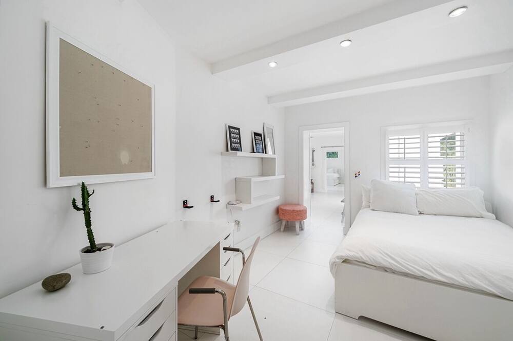 Photo of Bedroom in Biscayne Park
