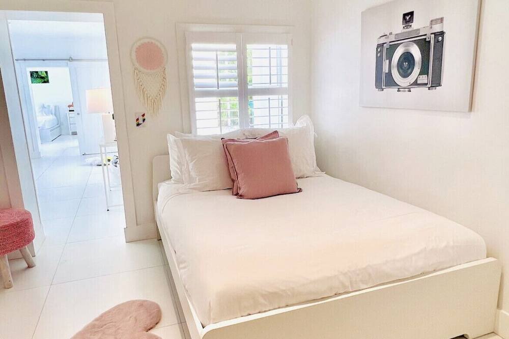 Photo of Bedroom in Biscayne Park