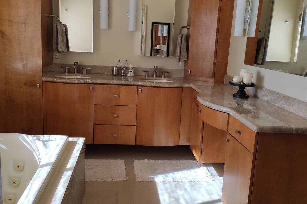 Photo of Bathroom in Cypress Glen