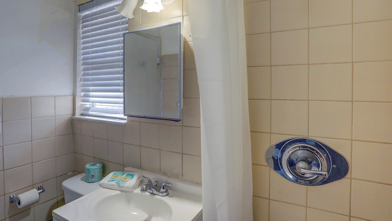 Photo of Bathroom in Hollywood Lakes