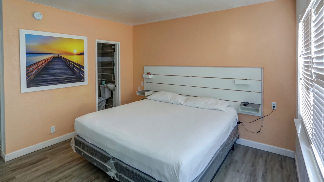 Photo of Bedroom in Hollywood Lakes