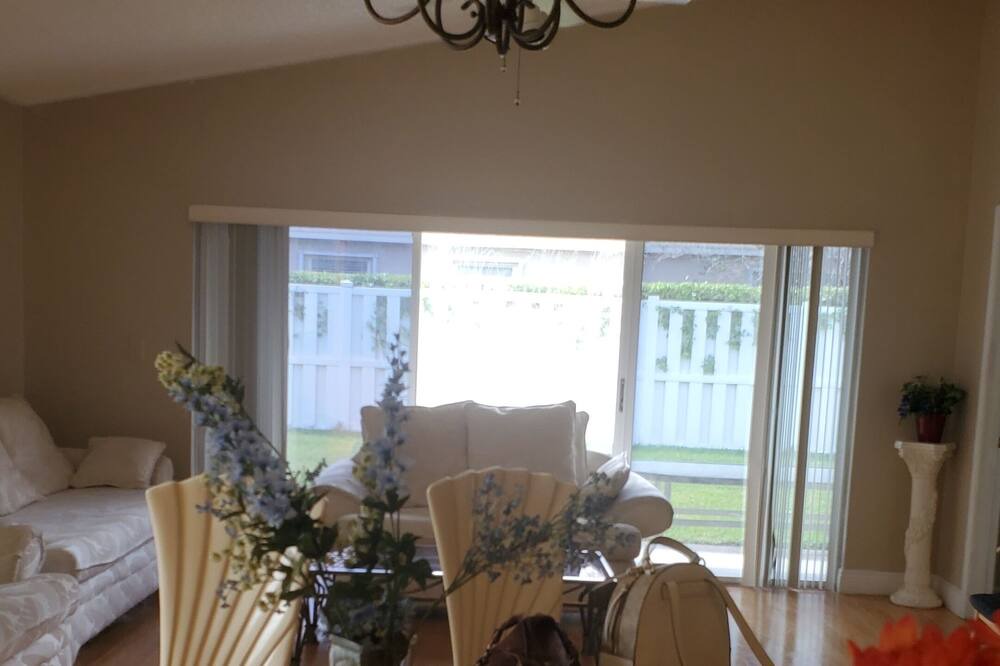 Photo of Livingroom in Pembroke Pines