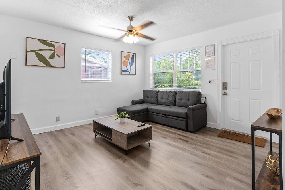 Photo of Livingroom in Edgewood