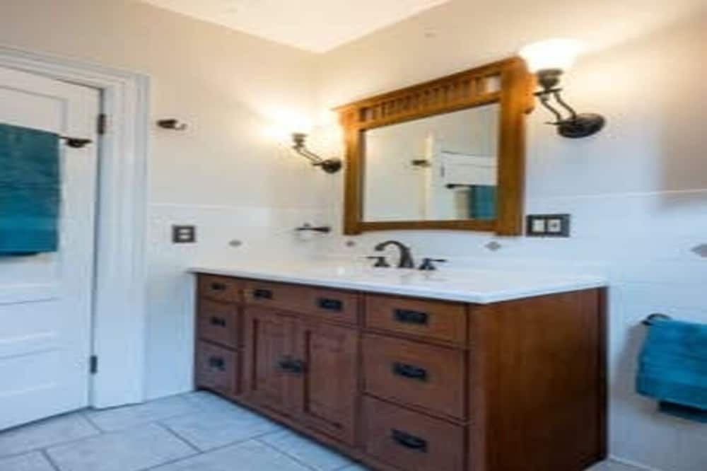 Photo of Bathroom in Albany
