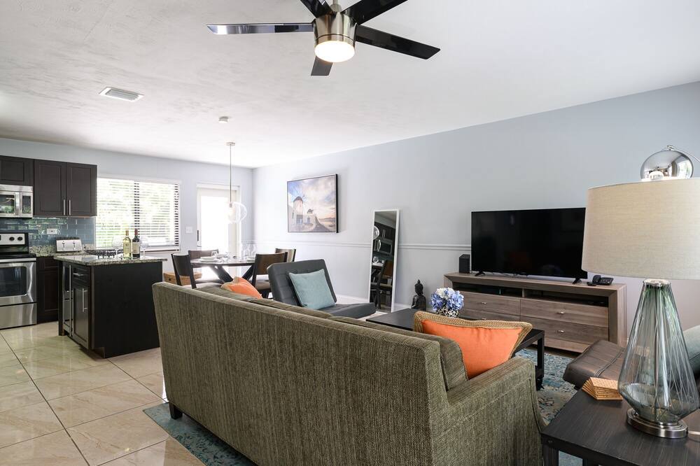 Photo of Livingroom in Middle River Terrace