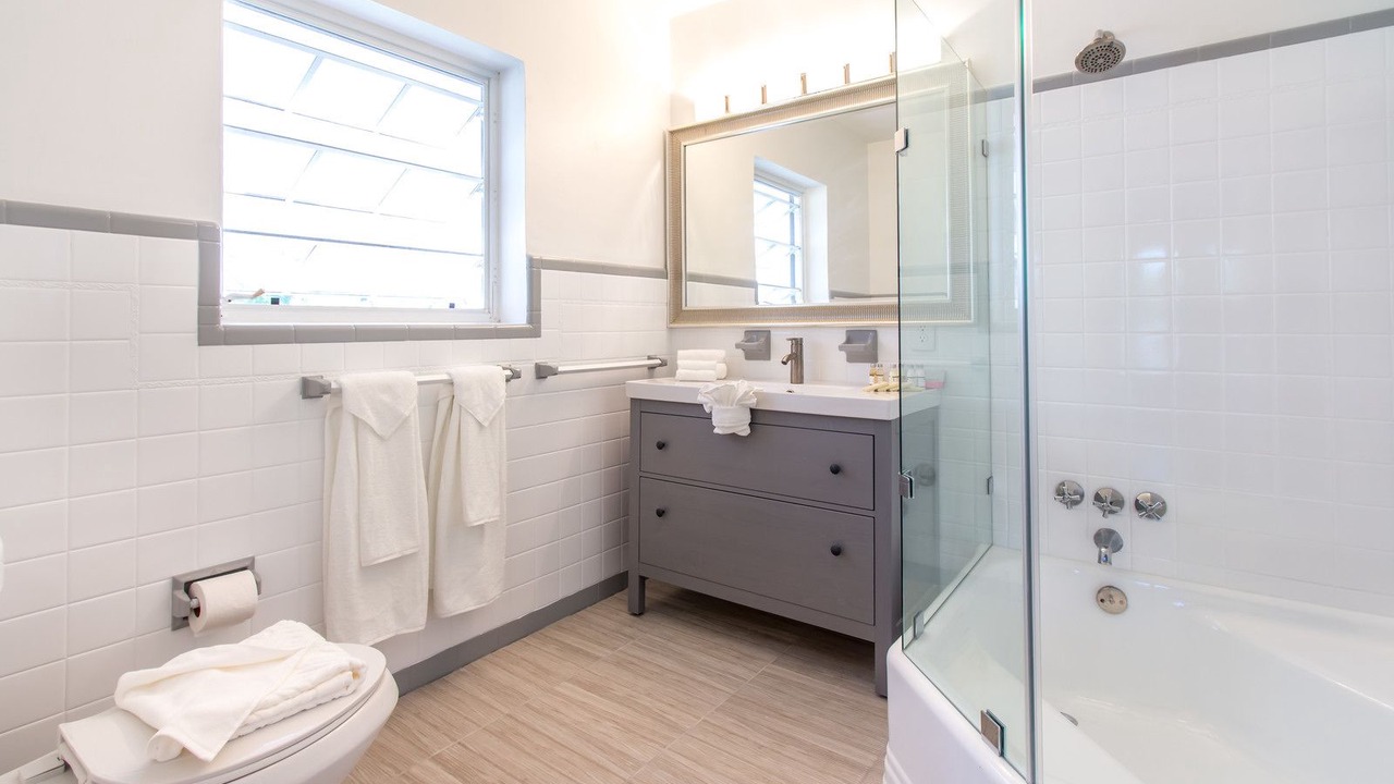 Photo of Bathroom in Hollywood Lakes