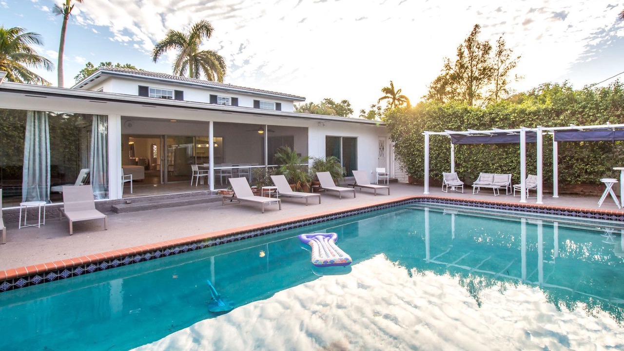Photo of Outdoor in Hollywood Lakes