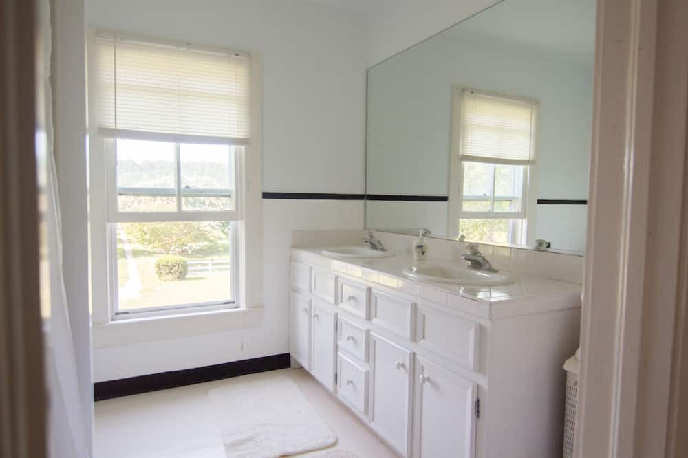 Photo of Bathroom in Onancock