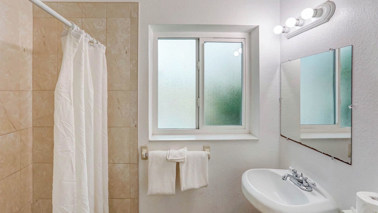Photo of Bathroom in Hollywood Lakes