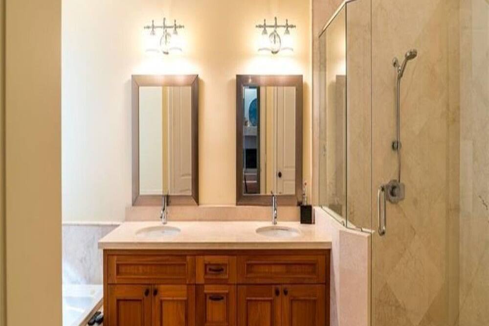 Photo of Bathroom in Victoria Park