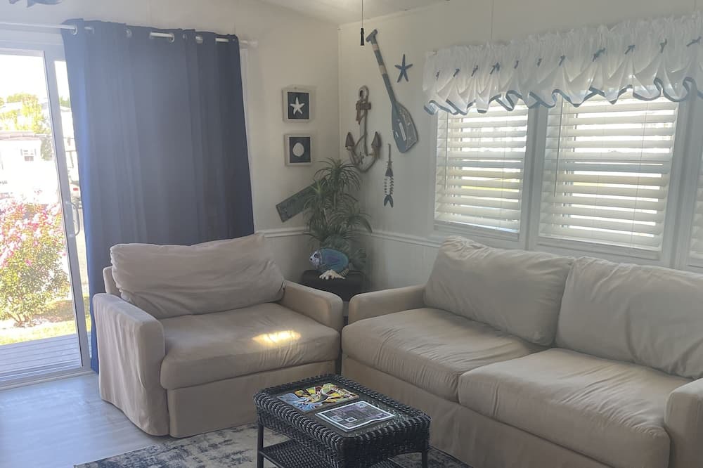Photo of Livingroom in Assateague Pointe