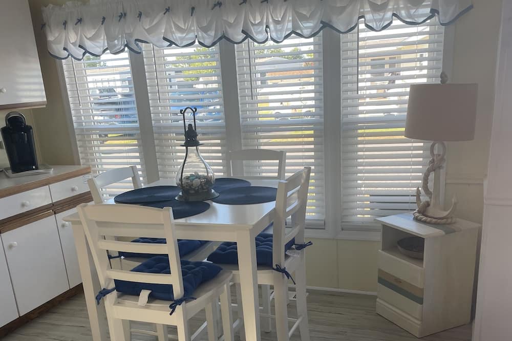 Photo of Livingroom in Assateague Pointe