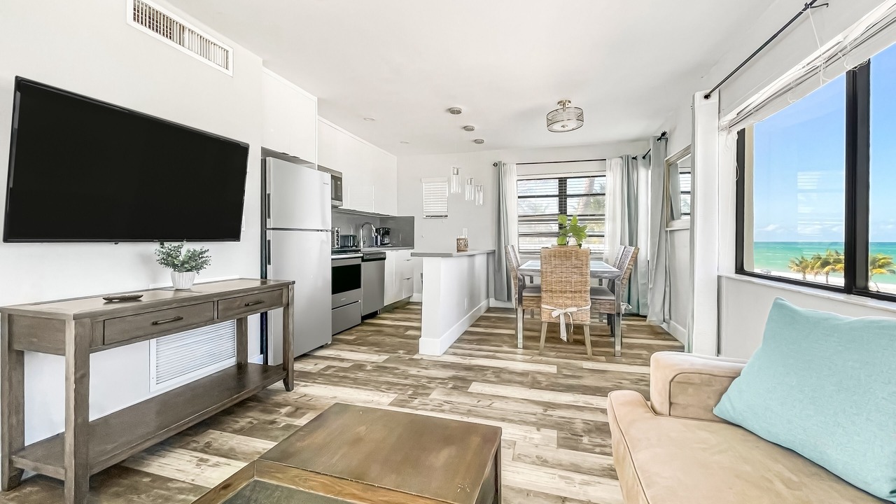 Photo of Livingroom in Hollywood Lakes