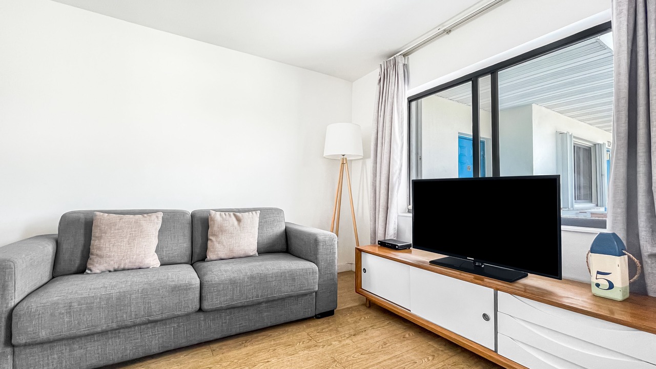 Photo of Bedroom in Hollywood Lakes