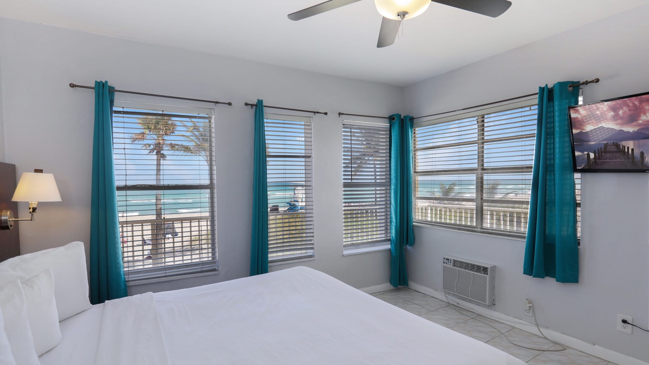 Photo of Bedroom in Hollywood Lakes