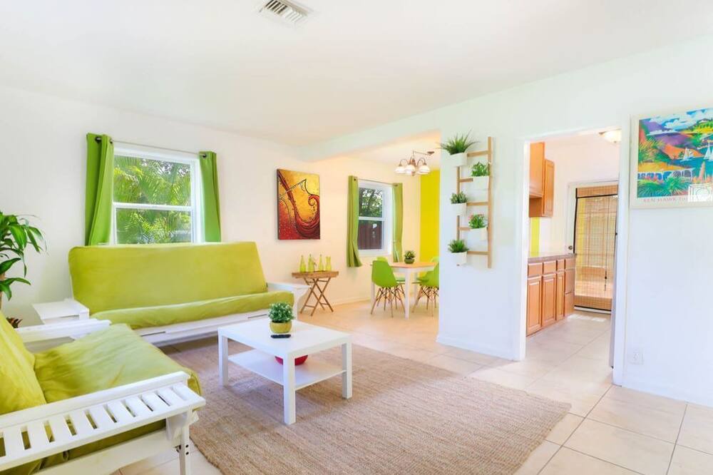 Photo of Livingroom in South Middle River