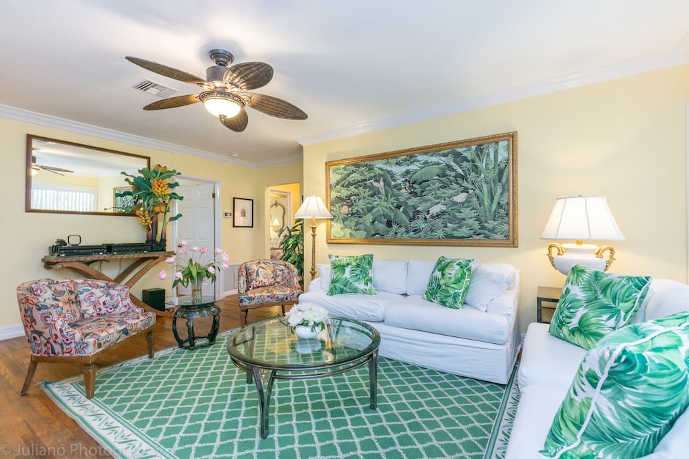 Photo of Livingroom in River Oaks