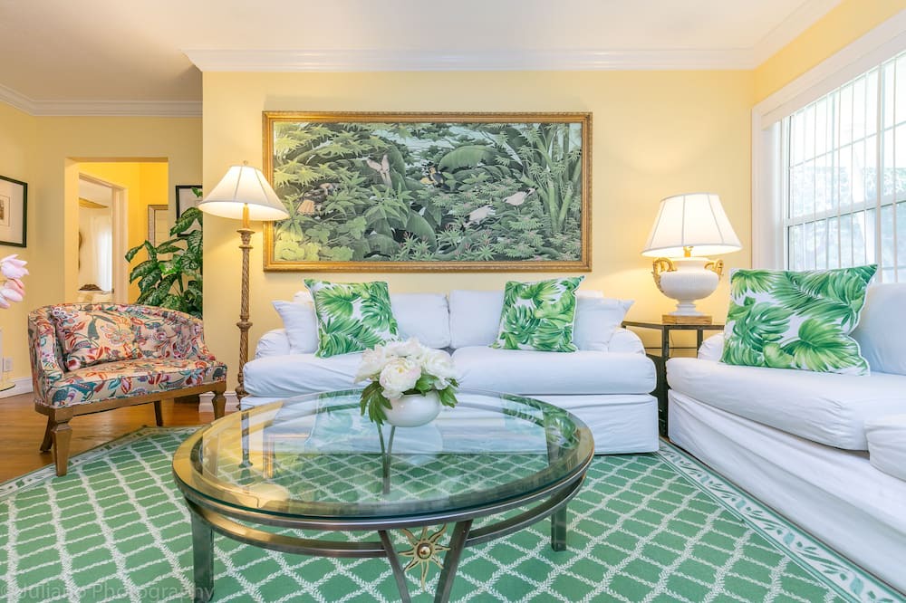 Photo of Livingroom in River Oaks