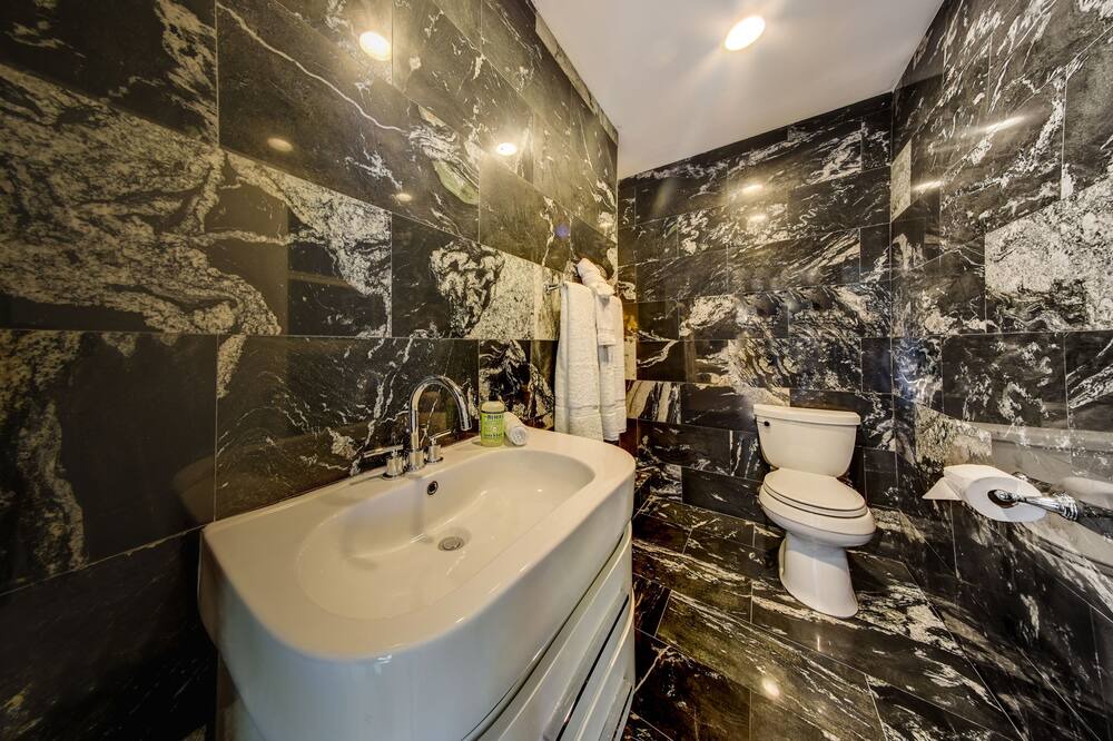 Photo of Bathroom in Highland Garden