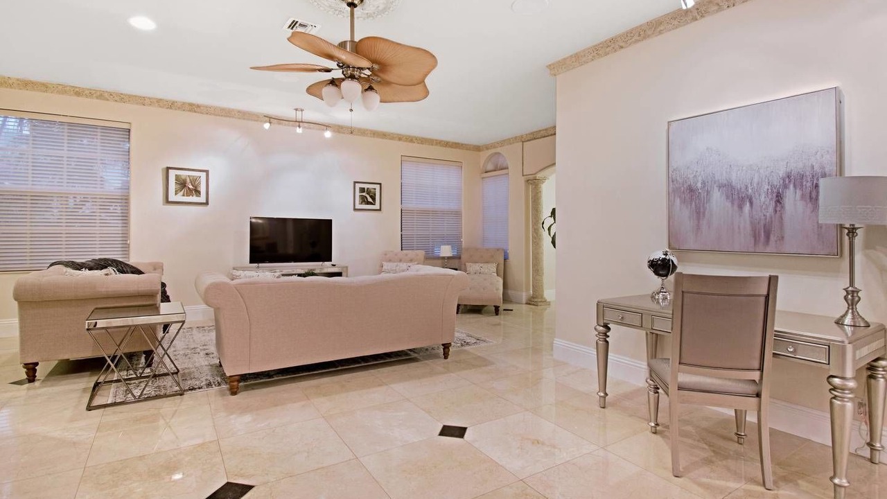 Photo of Livingroom in Hollywood Lakes