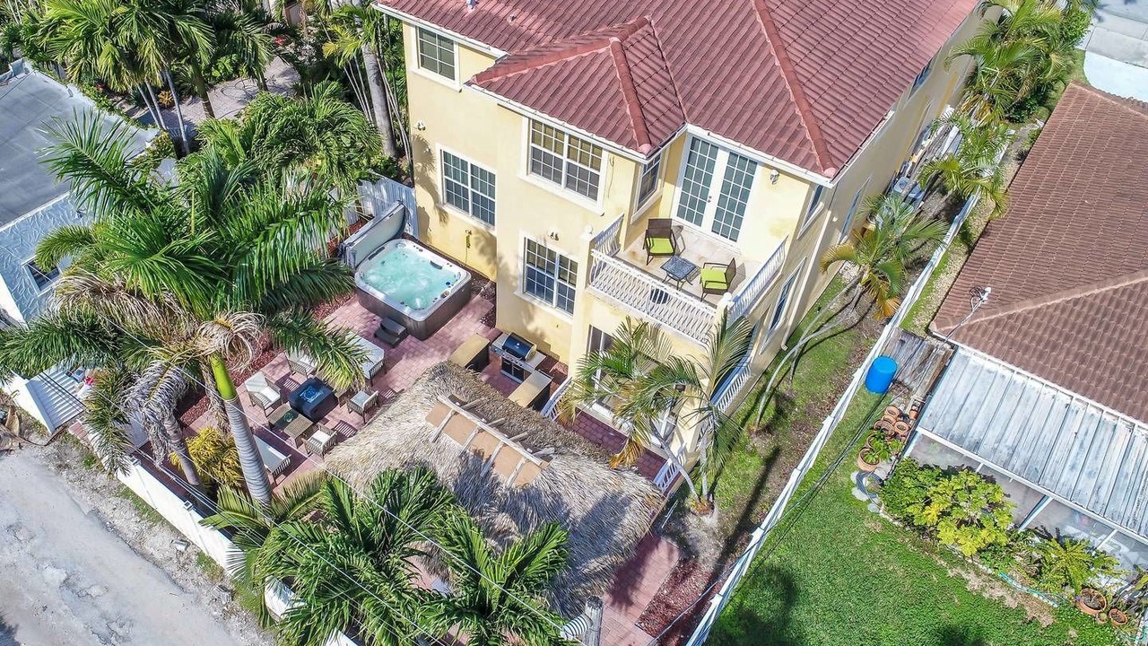 Photo of Outdoor in Hollywood Lakes