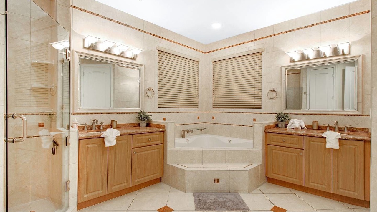 Photo of Bathroom in Hollywood Lakes