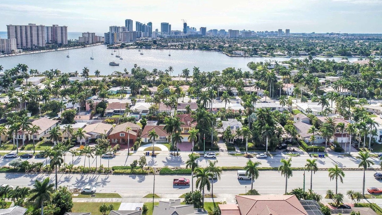 Photo of Outdoor in Hollywood Lakes