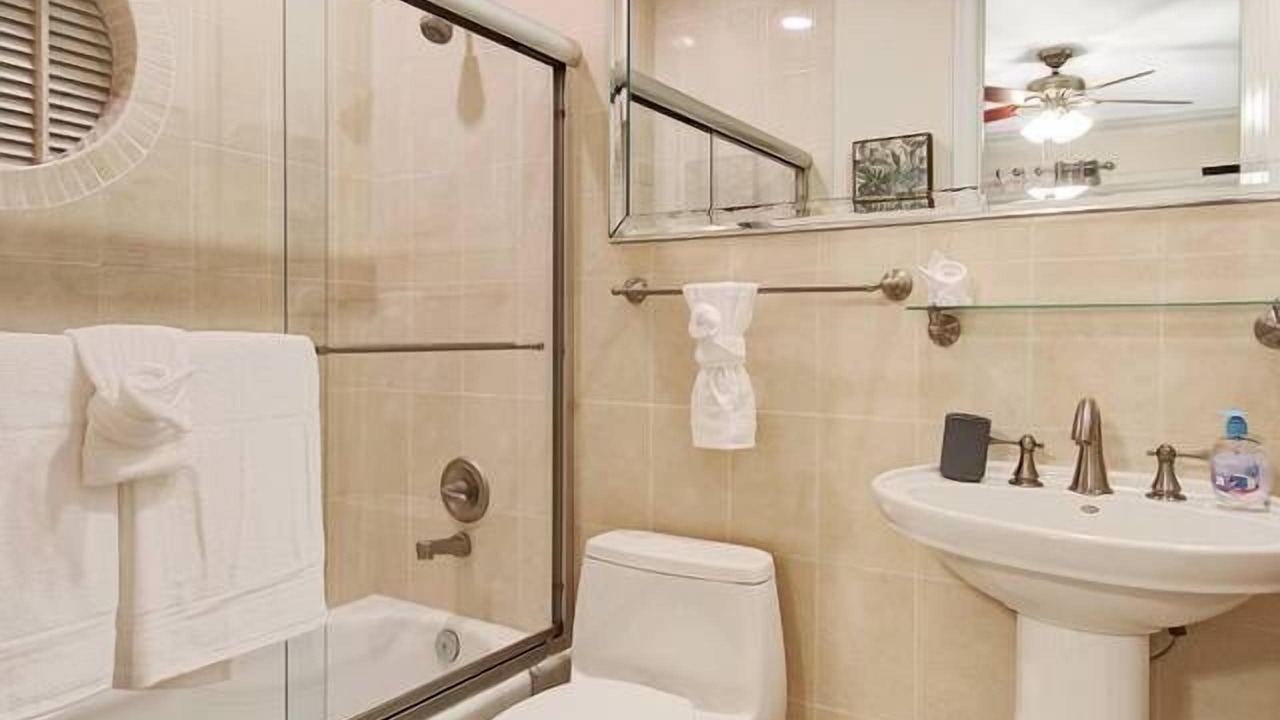 Photo of Bathroom in Hollywood Lakes