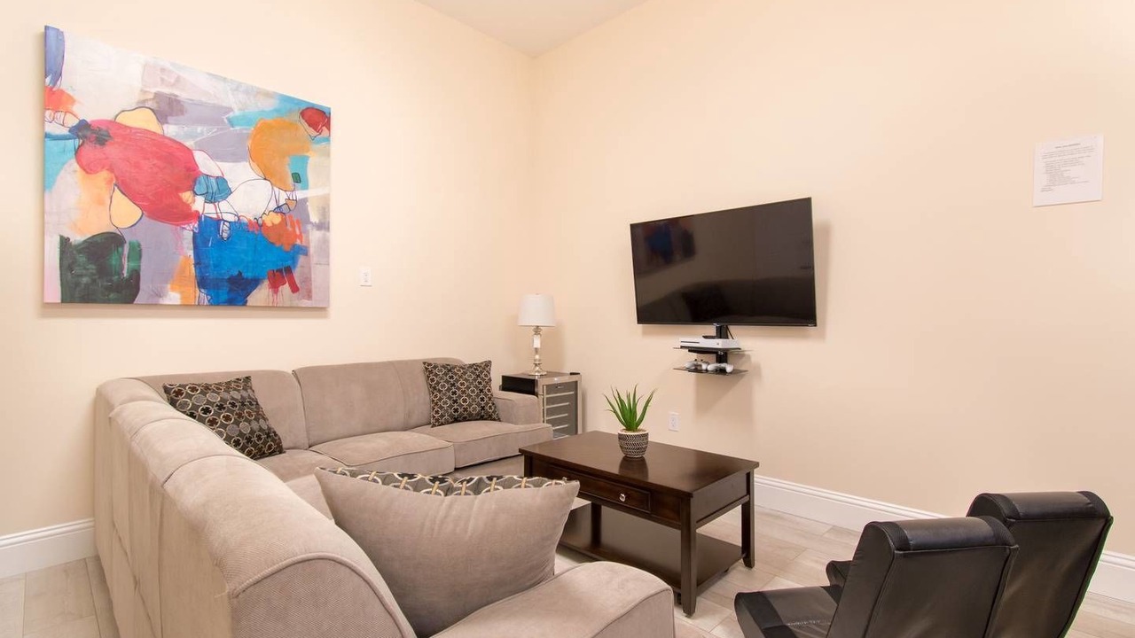 Photo of Livingroom in Hollywood Lakes