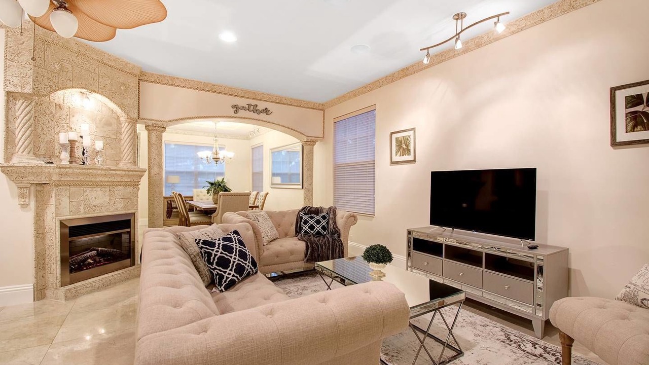 Photo of Livingroom in Hollywood Lakes