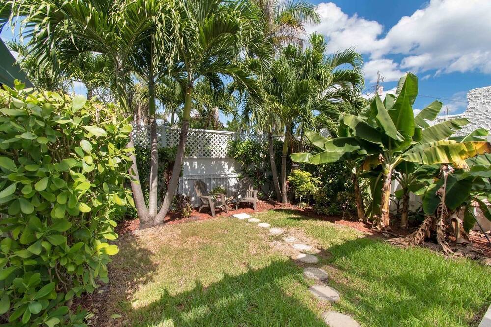 Photo of Outdoor in Hollywood Lakes