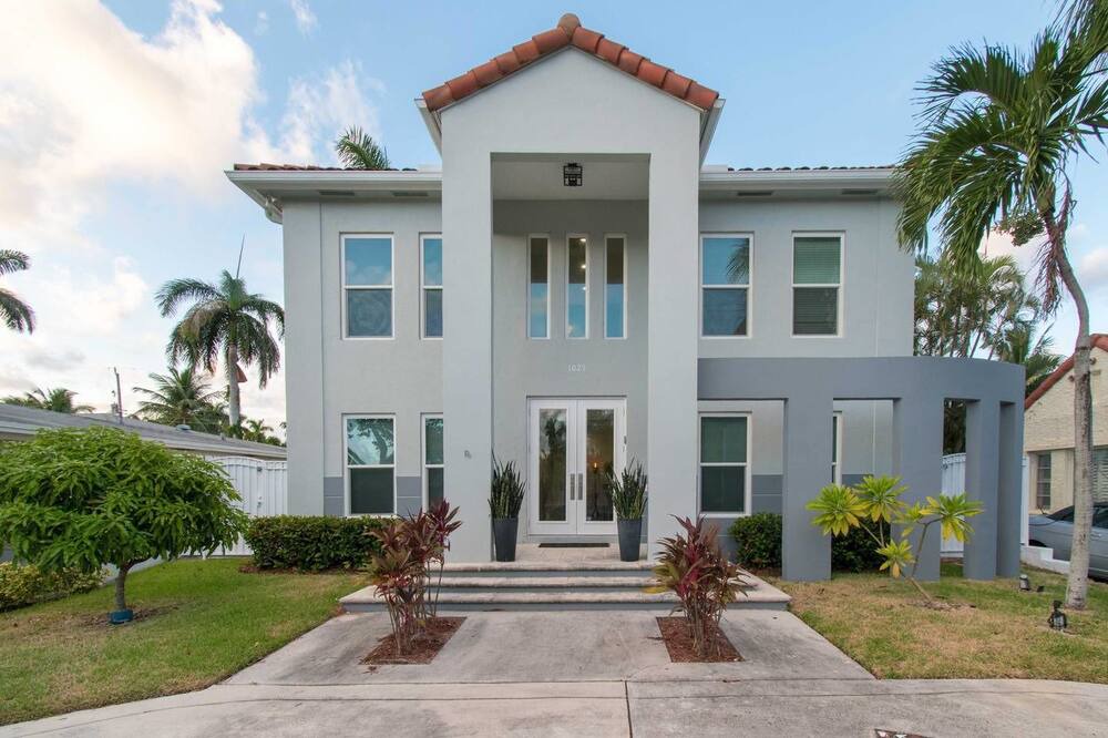 Photo of Outdoor in Hollywood Lakes
