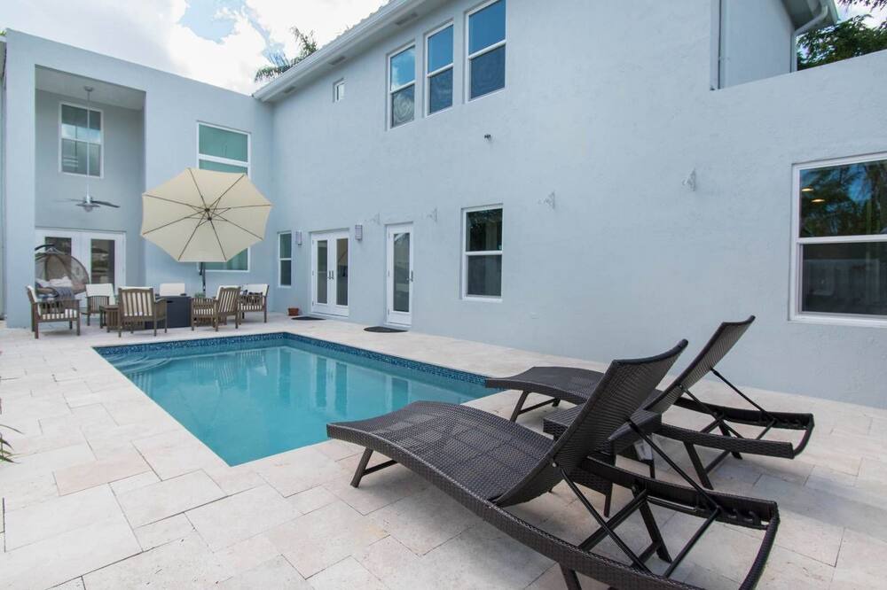 Photo of Outdoor in Hollywood Lakes