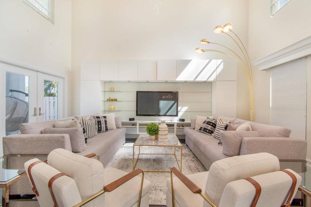 Photo of Livingroom in Hollywood Lakes