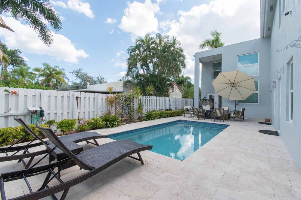 Photo of Outdoor in Hollywood Lakes