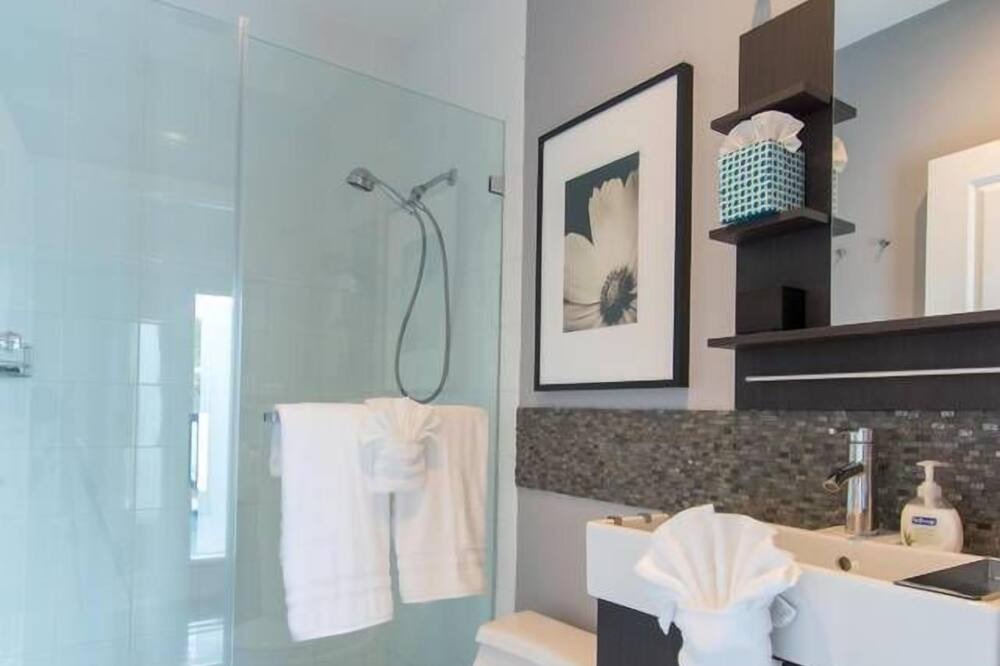 Photo of Bathroom in Hollywood Lakes
