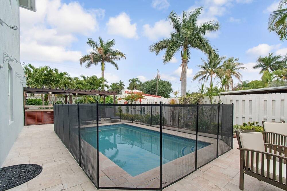 Photo of Outdoor in Hollywood Lakes
