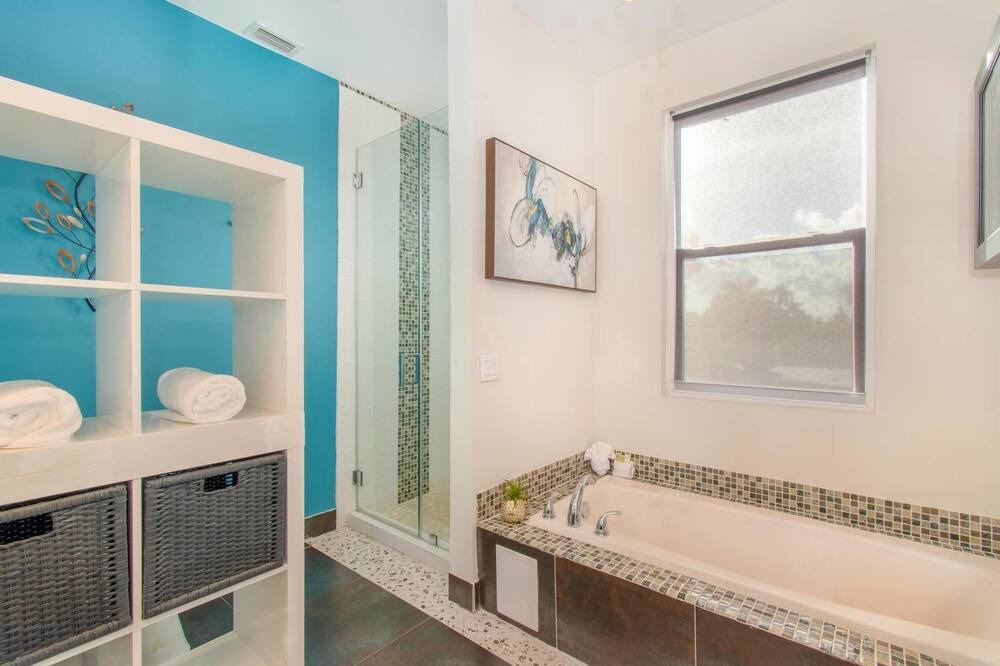 Photo of Bathroom in Hollywood Lakes