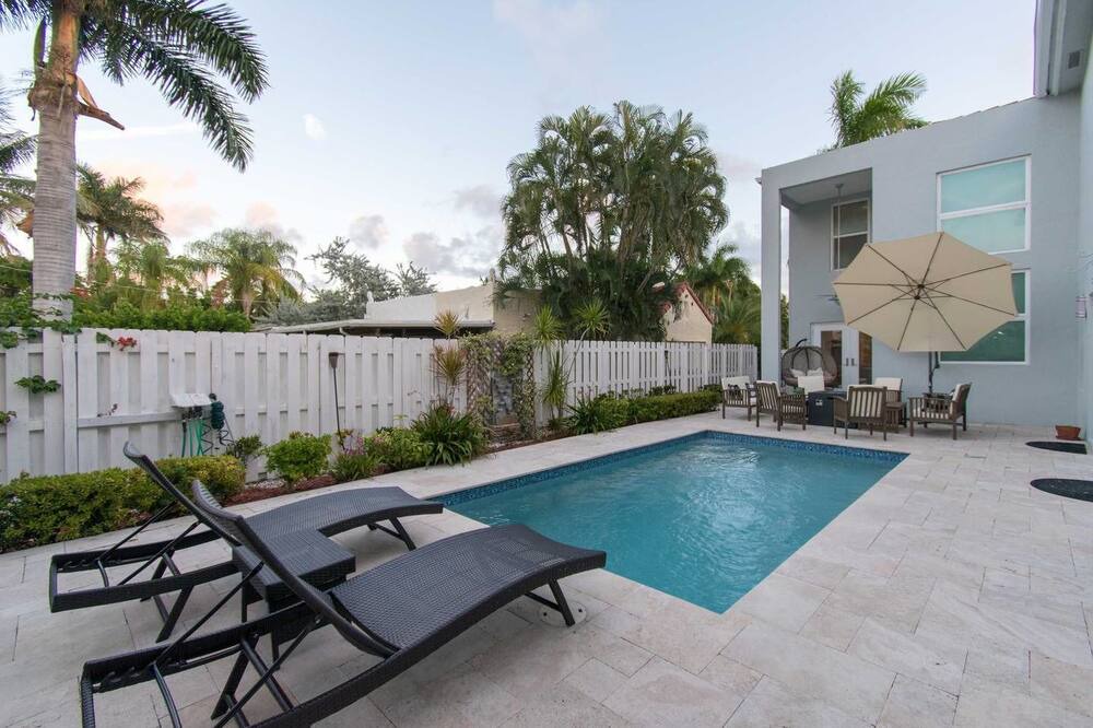 Photo of Outdoor in Hollywood Lakes