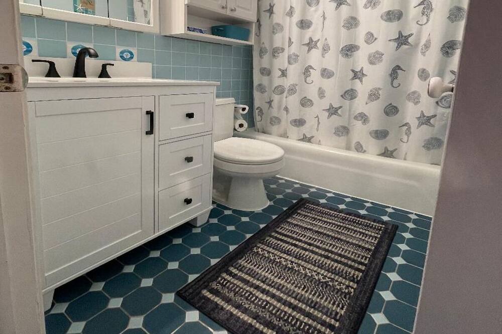 Photo of Bathroom in Admiral Estates