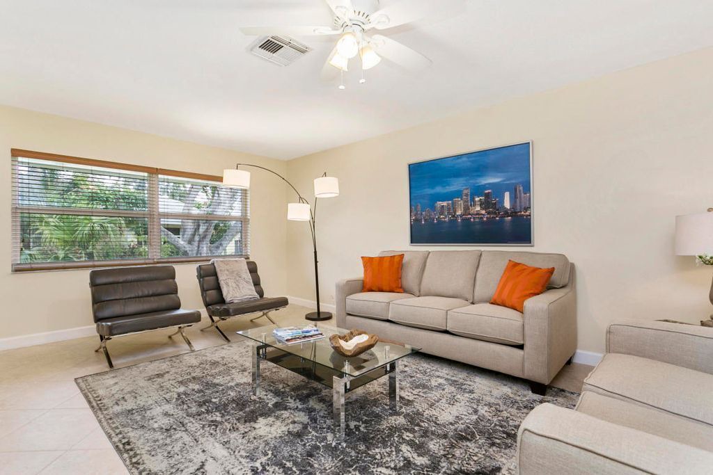 Photo of Livingroom in Highland Beach