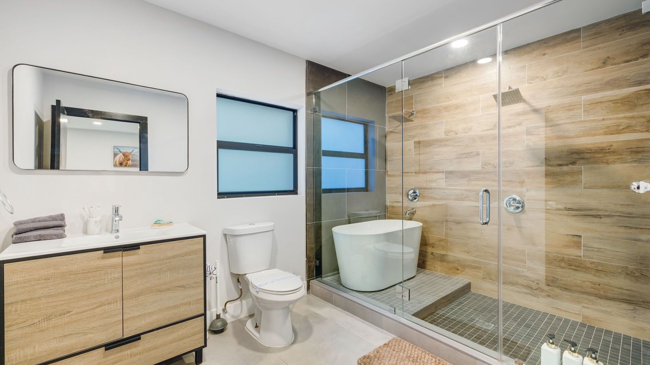 Photo of Bathroom in Golden Glades