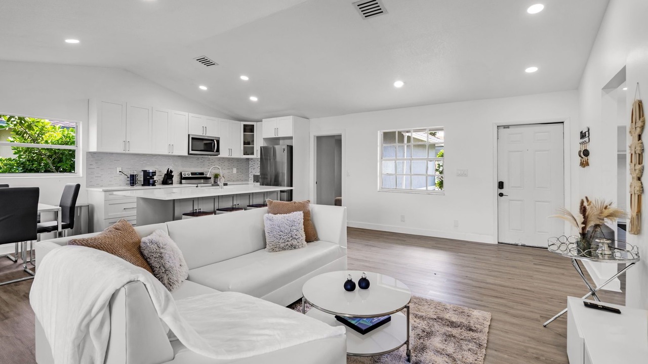 Photo of Livingroom in Pembroke Park
