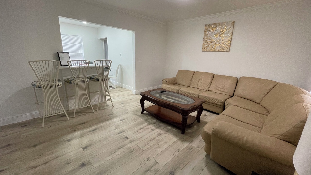 Photo of Livingroom in Oakland Park
