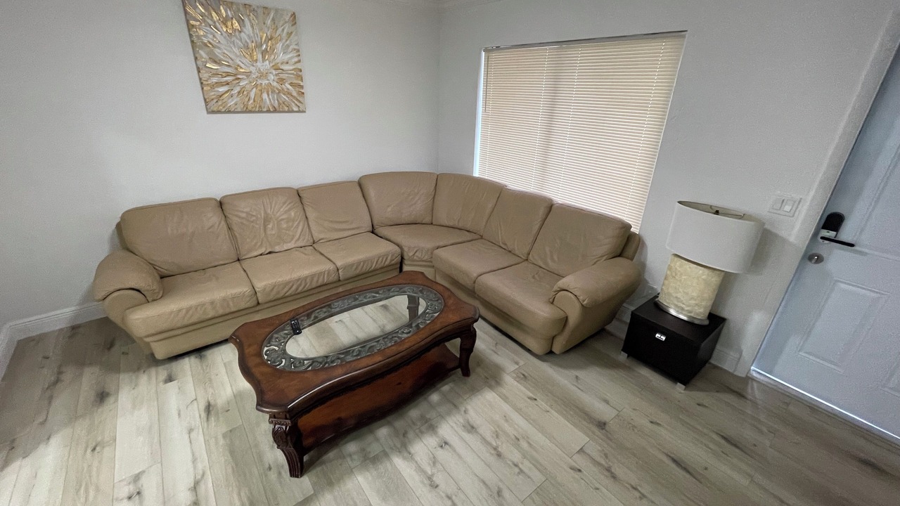 Photo of Livingroom in Oakland Park