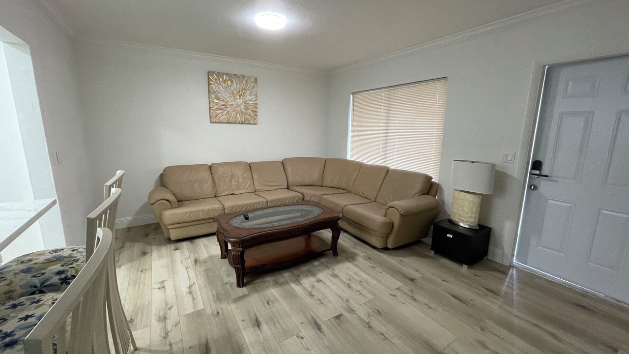Photo of Livingroom in Oakland Park